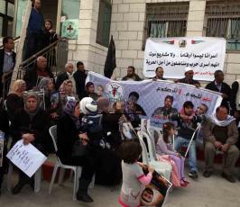 خاص فلسطين اليوم..اعتصام لأهالي الأسرى امام مقر الصليب الاحمر في رام الله