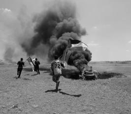 إشعال إطارات على الحدود الشرقية لقطاع غزة للمطالبة بإعادة الإعمار ‫(30176663)‬ ‫‬