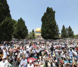 أكثر من ربع مليون فلسطيني يؤمون الاقصى في جمعة رمضان الثالثة