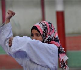 بالصور:الجنس اللطيف في غزة يمارسون رياضة الكاراتيه