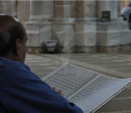 مواطنون من غزة يرتلون القراءن في المسجد العمري الكبير في الثامن من رمضان المبارك