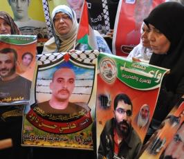 بالصور:عدسة "فلسطين اليوم" تنضم لاعتصام أهالي الأسرى أمام مقر الصليب بغزة