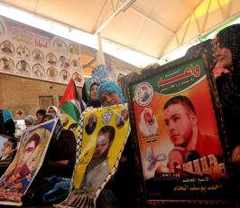 الاعتصام الاسبوعى لاهالى الاسرى بالصليب الاحمر بغزة