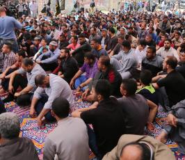  صلاة الجمعة امام مقر الصليب الاحمر بغزة تضامنا مع الاسرى في سجون الاحتلال ‫(39649795)‬ ‫‬