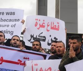الطلبة تعتصم قبالة بوابة معبر رفح البري للمطالبة بفتح المعبر.  ‫(38076933)‬ ‫‬