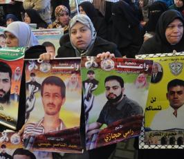بالصور:تواصل الاعتصام الاسبوع لاهالي الاسرى قبالة الصليب فى غزة