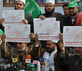 صلاة الجمعة امام مقر المفوض العام لحقوق الانسان بمشاركة الفصائل ووفد مصري