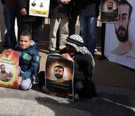 خاص فلسطين اليوم..أهالي الأسرى يعتصمون أمام مقر الأمم المتحدة برام الله