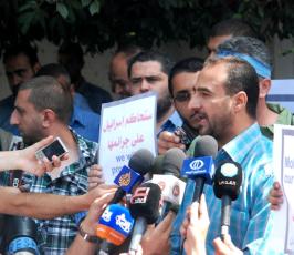 وقفة تضامنية مع الزميل المصور محمد عثمان بغزة في الذكرى الأولي لإصابته