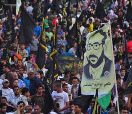 عشرات الالاف من شيوخ ونساء واطفال وقيادة الشعب الفلسطينى فى مهرجان الانطلاقة  الجهادية