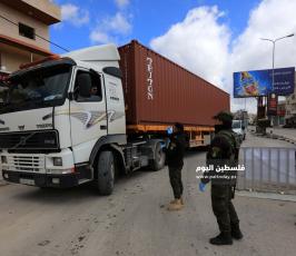 حواجز للامن الفلسطيني تفصل بين القرى والمخيمات وبين المدن في محافظة بيت لحم لمنع انتشار فيروس كورونا. (6).jpg