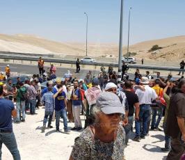 المئات يؤدون صلاة الجمعة بالخان الأحمر في مواجهة تهويده (3).jpg