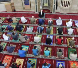 صلاة الفجر مسجد الرحمن (5).jpg