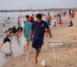 جريحان غزيان يمارسان التمارين الرياضية على شاطئ بحر غزة  ‫(38535691)‬ ‫‬.JPG