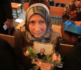 وقفة مع المحرر طارق عزالدين للمطالبة بعلاجه ‫(1)‬ ‫‬.JPG