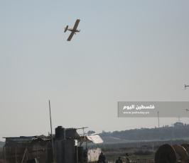 طائرات الاحتلال ترش المبيدات السامة على الأراضي الزراعية شرق قطاع غزة (6).JPG