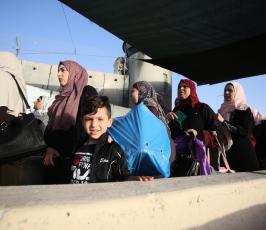 فلسطينيون برفقة أهاليهم خلال مرورهم على حاجز إسرائيلي ‫(34669059)‬ ‫‬.jpg
