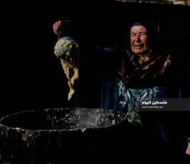  أم كمال بواطنة (72 عاما) تعمل في طبخ الصابون البلدي، منذ اربعين عاماً (9).jpg