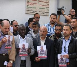 صحفيون يحتجون على استهداف زملائهم أمام ثلاجة الموتى بمجمع الشفاء ‫(42271251)‬ ‫‬.JPG