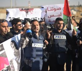 وقفة الصحفيين غزة تنديدا باستشهاد الزميل ياسر مرتجى  بيد قناصة الإحتلال (20).jpeg