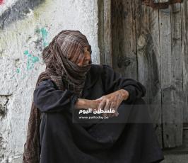 مسنة تجلس أمام منزلها في حي الشجاعية (4).jpg