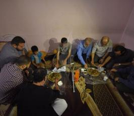 قيادة الجهاد تشارك عائلة المصاب ابو دقة طعام الافطار ‫(42533379)‬ ‫‬.jpeg