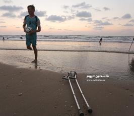 جريحان غزيان يمارسان التمارين الرياضية على شاطئ بحر غزة  ‫(38535684)‬ ‫‬.JPG
