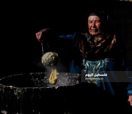  أم كمال بواطنة (72 عاما) تعمل في طبخ الصابون البلدي، منذ اربعين عاماً (1).jpg