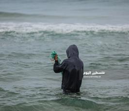 مهنة الصيد في الأجواء البادرة على شاطئ غزة (1).JPG