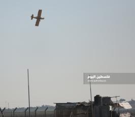 طائرات الاحتلال ترش المبيدات السامة على الأراضي الزراعية شرق قطاع غزة (5).JPG