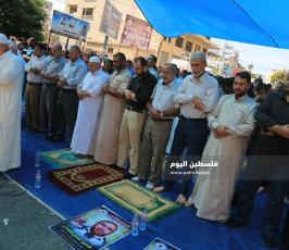 صلاة الجمعة امام الصليب.JPG