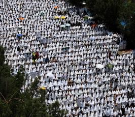  حجاج يؤدون صلاة الظهر في صعيد عرفات خلال تأدية الركن الأعظم للحج ‫(38535682)‬ ‫‬.jpg