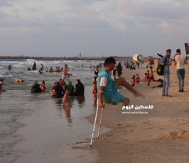 جريحان غزيان يمارسان التمارين الرياضية على شاطئ بحر غزة  ‫(38535687)‬ ‫‬.JPG