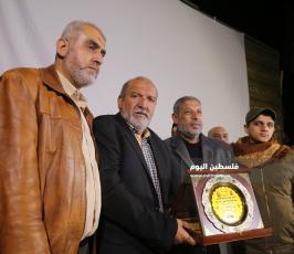 الوية الناصر صلاح الدين تكرم عائلة  قائد اركان المقاومة بهاء أبو العطا خلال حفل تابين شهداء صيحة الفجر (6).JPG