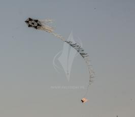 طائرات ورقية مذيلة بزجاجات حارقة شرق غزة ‫(43844098)‬ ‫‬.jpg