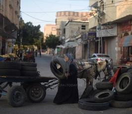جهاد ابو محسن 50 عام. تقوم بجمع اطارات السيارات  ‫(1)‬ ‫‬.jpeg