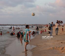 جريحان غزيان يمارسان التمارين الرياضية على شاطئ بحر غزة  ‫(38535686)‬ ‫‬.JPG