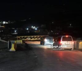 الاحتلال يغلق مدخل مخيم الفوار جنوب الخليل بالبوابات الحديدية (1).jpeg