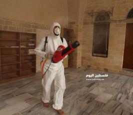 تعقيم المساجد كإجراء وقائي لطمأنة المصلين يوم الج (21).JPG