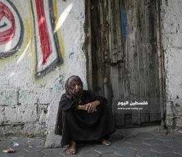 مسنة تجلس أمام منزلها في حي الشجاعية (3).jpg
