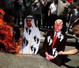 حرق صور نتنياهو وترامب ومحمد بن زايد عقب صلاة الجمعة في نابلس (5).jpg
