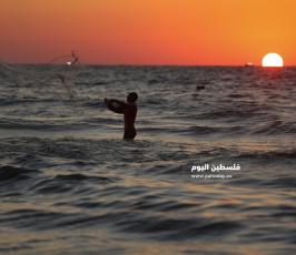 صياد فلسطيني يمارس مهنة الصيد على الشاطئ (8).JPG