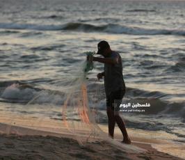 صياد فلسطيني يمارس مهنة الصيد على الشاطئ (3).JPG