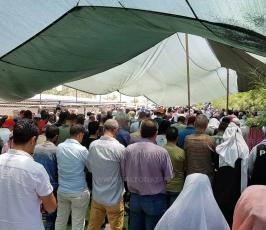المئات يؤدون صلاة الجمعة بالخان الأحمر في مواجهة تهويده (7).jpg