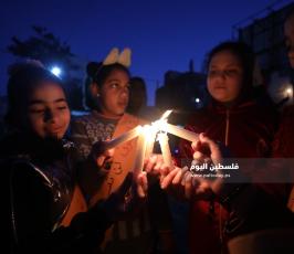أطفال غزة يشعلون الشموع رفضا لصفقة القرن (1).JPG