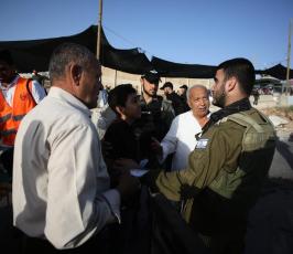 فلسطينيون برفقة أهاليهم خلال مرورهم على حاجز إسرائيلي ‫(34669057)‬ ‫‬.jpg