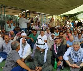 المئات يؤدون صلاة الجمعة بالخان الأحمر في مواجهة تهويده (8).jpg