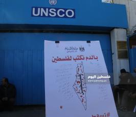 صحفيون يوقعون بالدم على خارطة فلسطين  (7).JPG