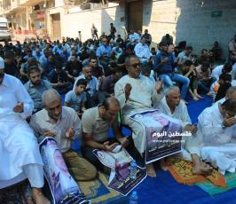 صلاة الجمعة أمام مقر الصليب  ‫(35652104)‬ ‫‬.JPG