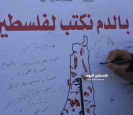صحفيون يوقعون بالدم على خارطة فلسطين  (13).JPG